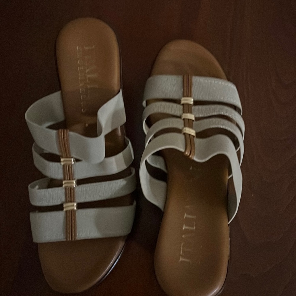 Italian sandals with elastic stripe.